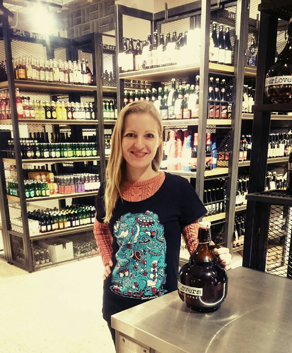 polscat's tweet photo. Das @BeerLoversAT -Ladiesshirt im @mhackerart Design gehört schon mir-gleich noch das Autogramm drauf!#BeerLovers https://t.co/0bzhqyPGcU