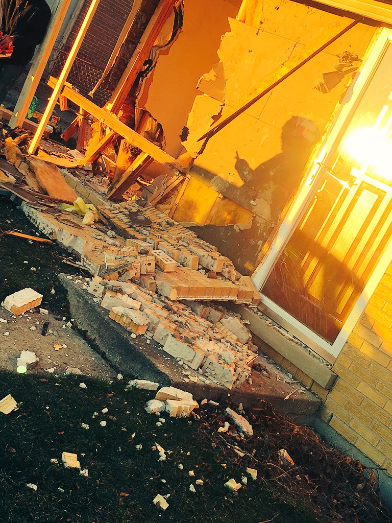 Jadehernandez18's tweet photo. #Robbins homeowner woke up to *this*. #extensivedamage BUT #noliveslost https://t.co/jpokcCyWtH
