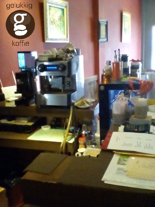 Ngintip ke dalam bar...