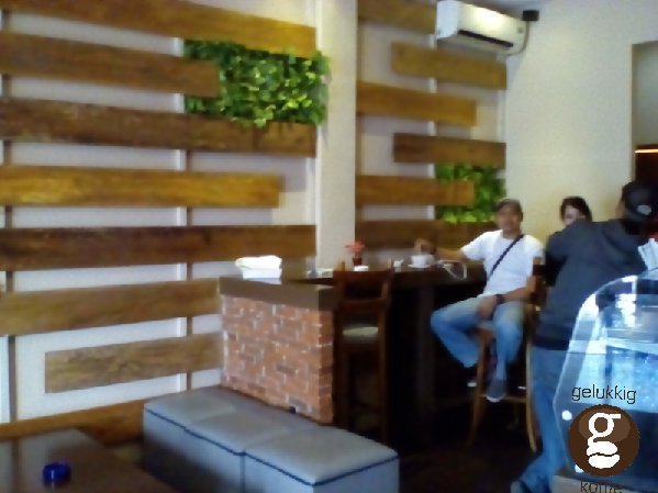 Yg lagi asyik ngopi...