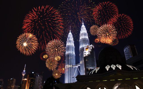 MKInsiders's tweet photo. With only 6 days until #Christmas, here are 7 tips on how to celebrate in #Malaysia! https://t.co/Qnp8Ggrae6 https://t.co/hRLhAh86Na