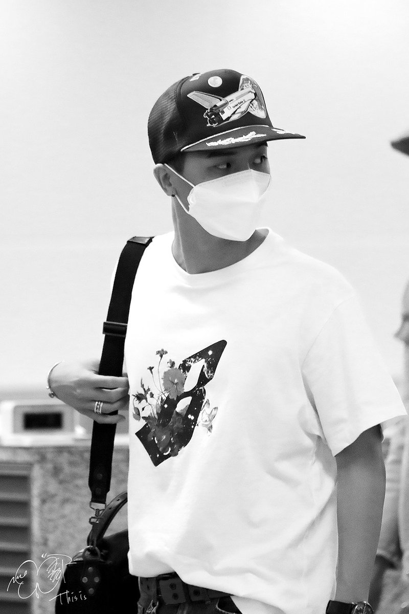 그리하여 사랑이여, 차라리 죽는다면 당신 손에 죽겠다. <안현미, 사랑의 사계>
#송민호 #Songminho #MINO 
cfile1.uf.tistory.com/original/273BD… 
cfile29.uf.tistory.com/original/261D0…