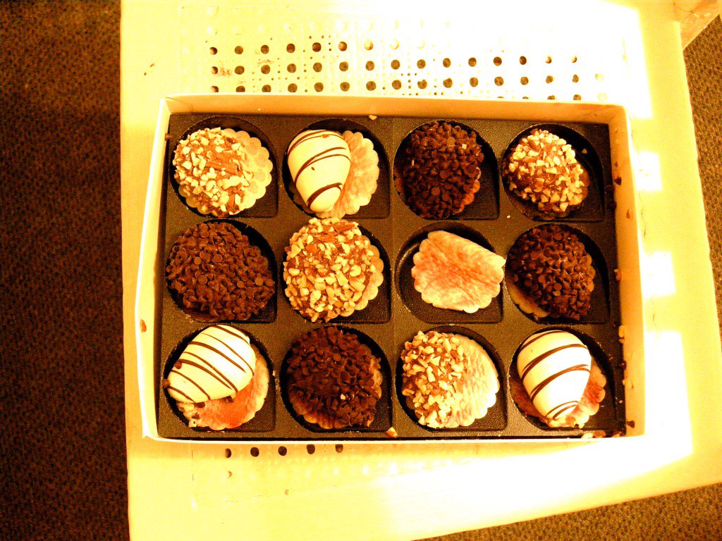 Chocolate covered strawberries for breakfast ? Yes please! #chocolate #handmade #weekendbreakfast