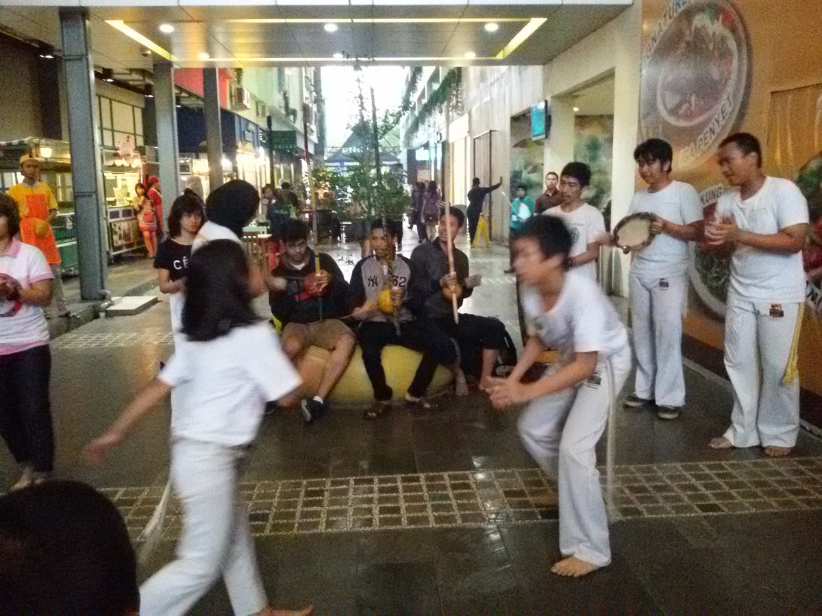 MagicBasketMks's tweet photo. Buat yg pengen tahu apa itu capoeira cepat merapat ke MaRi sekarang ya. @ZunguMakassar  #capoeira #makassar https://t.co/gYBVN7wd8g