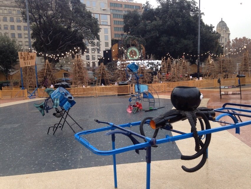 TalentBcn's tweet photo. ¡Últimos retoques! #HolaNadal a Plaça Catalunya #Barcelona #eventosTalent https://t.co/KihmHNAcgc