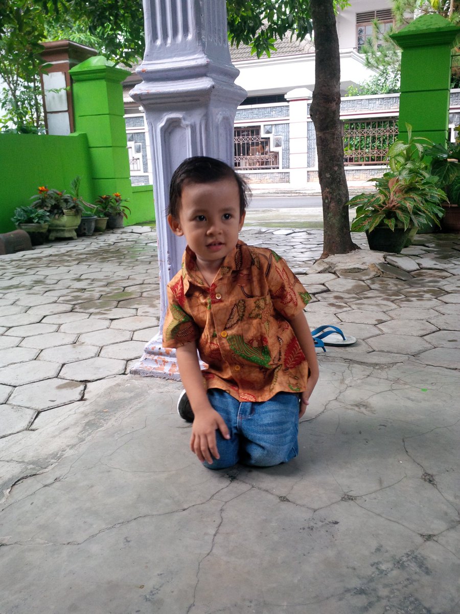 Gaya pake batik 👍