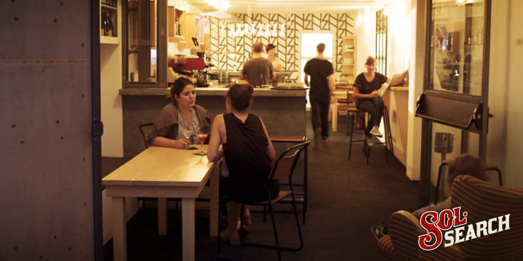 ¿Te gustaría poder comer y ver buen cine sin cambiar de local? En <a href="/ZumzeigCinema/">Zumzeig Cinecooperativa</a> en #Bcn puedes #SolSearch