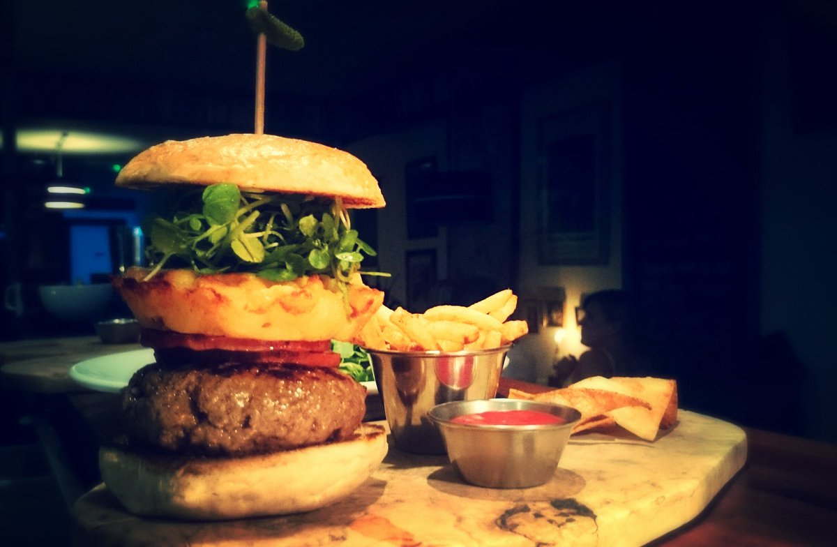 GeneveEatery's tweet photo. Guys and girls tonight the last time you can get a burger before Christmas, so come on down and fill your bellies https://t.co/Iw44ftfkDs