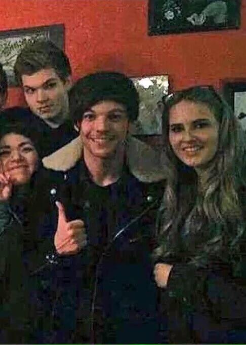 kaylenam06's tweet photo. AWWW HE'S WEARING HARRY'S JACKETππ
#LouisInChicago https://t.co/1SAH7fqliH