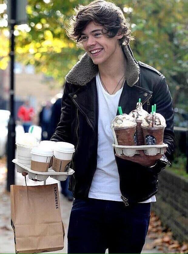 kaylenam06's tweet photo. AWWW HE'S WEARING HARRY'S JACKETππ
#LouisInChicago https://t.co/1SAH7fqliH