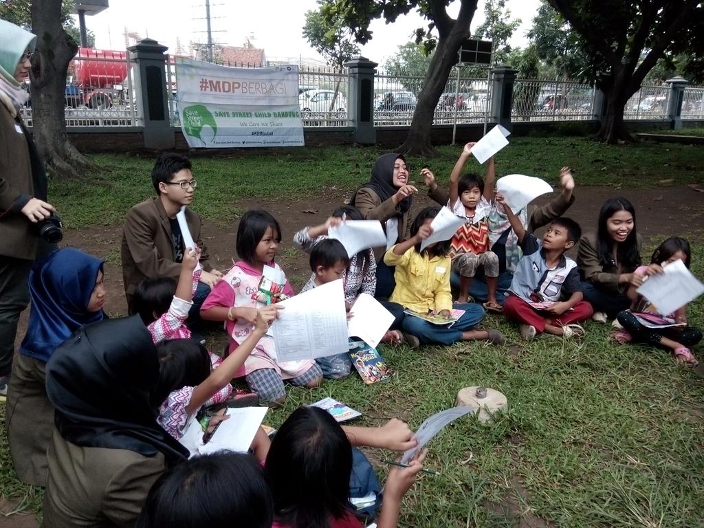 Waaah adik-adik lagi mau gambar batik #KBMBUBAT #MDPBERBAGI