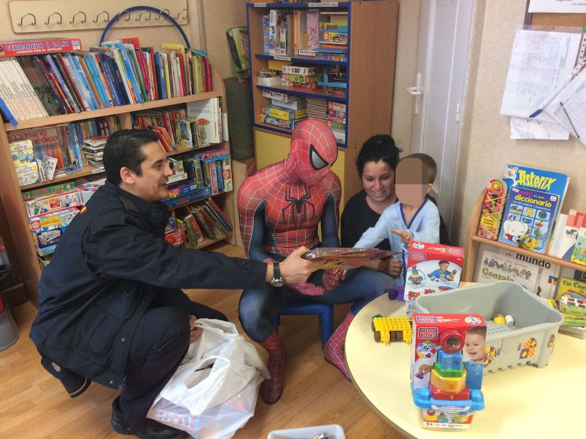policia's tweet photo. Nuestros superhéroes con los niños del Hospital Infantil de #Jerez, con regalos y sonrisas 👏
https://t.co/ji36Obwozj https://t.co/ycobpzPkEL