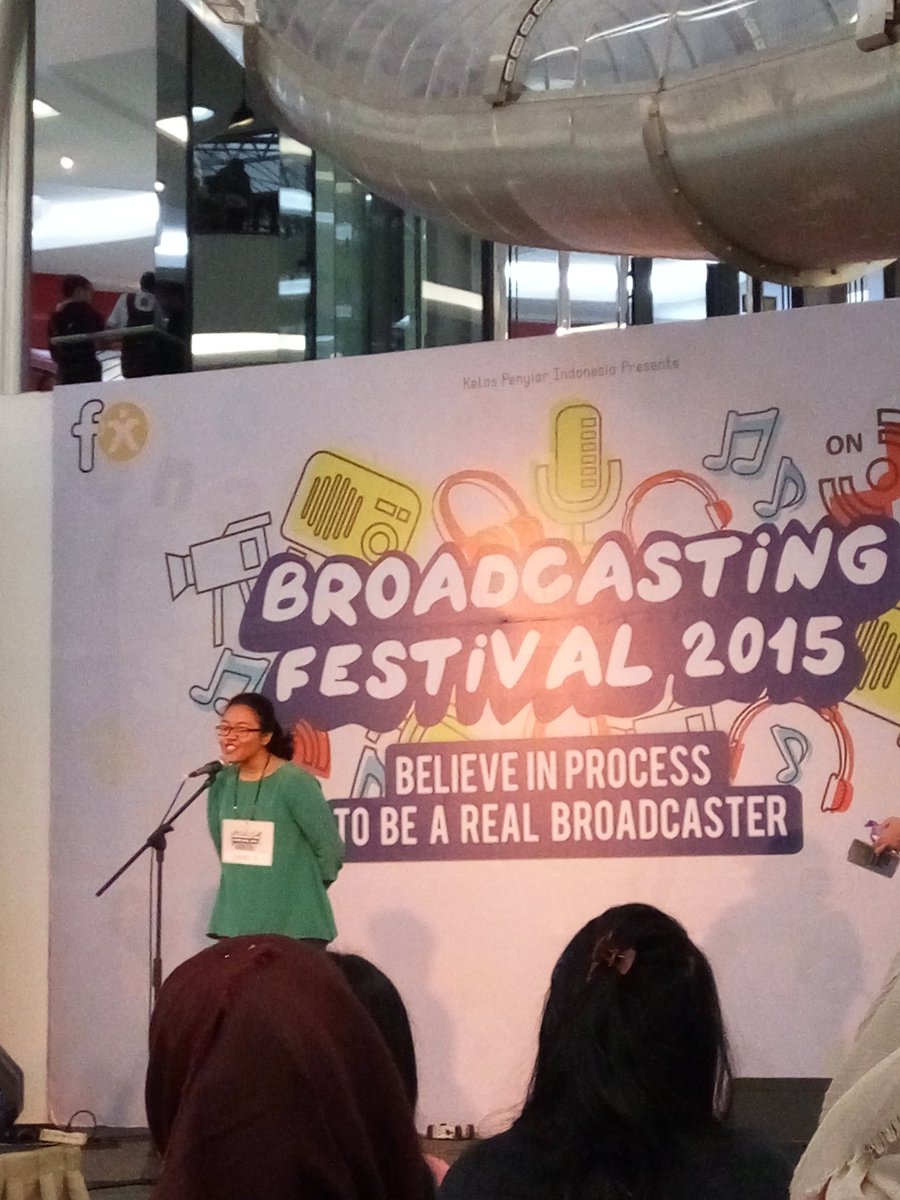 ErnaCahyani's tweet photo. Sundari Andromeda ngebahas "movie" di radio announcing competition #LiveReport #BF2015 @BroadcastingFes https://t.co/FsLCPkLrYo