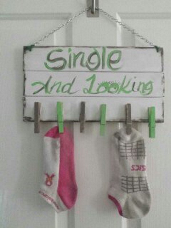Re_Loved's tweet photo. HANDMADE  sign. Help your socks find the happiness they deserve. FIND their perfect match  https://t.co/aeZ9BeQCrv https://t.co/zGPK0hqJ0H