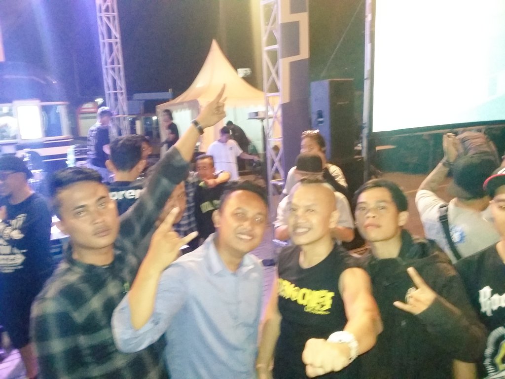 sandyPASBand's tweet photo. Urang nu nuhuun RT @amozz371: @sandyPASBand nuhun tos photo bareng na. #wewantpas https://t.co/nrt01gCb0P