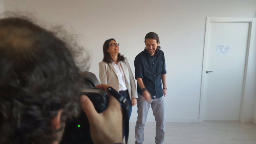 monicaoltra's tweet photo. Esta campaña que acaba empezó también con risas el día que nos hicimos las fotos para los carteles☺️☺️ Sonreíd ;) https://t.co/k4F3UfR1xc