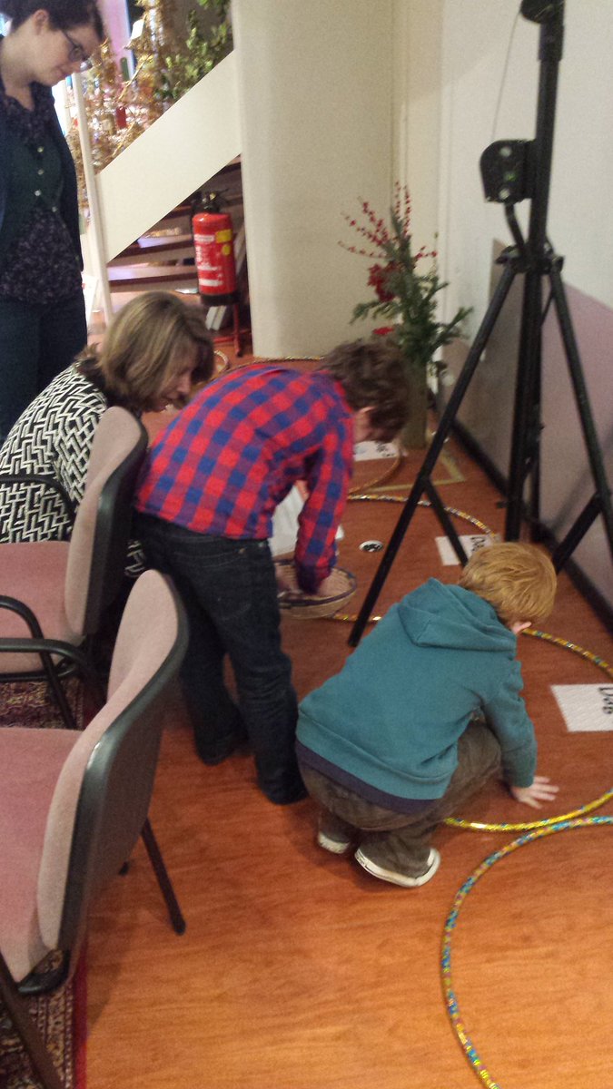 Pop_Up_Kerk's tweet photo. Kinderen doen enthousiast mee met het scheppingsverhaal van de Kliederkerk. #keepthemgoing https://t.co/N48dUV1J50