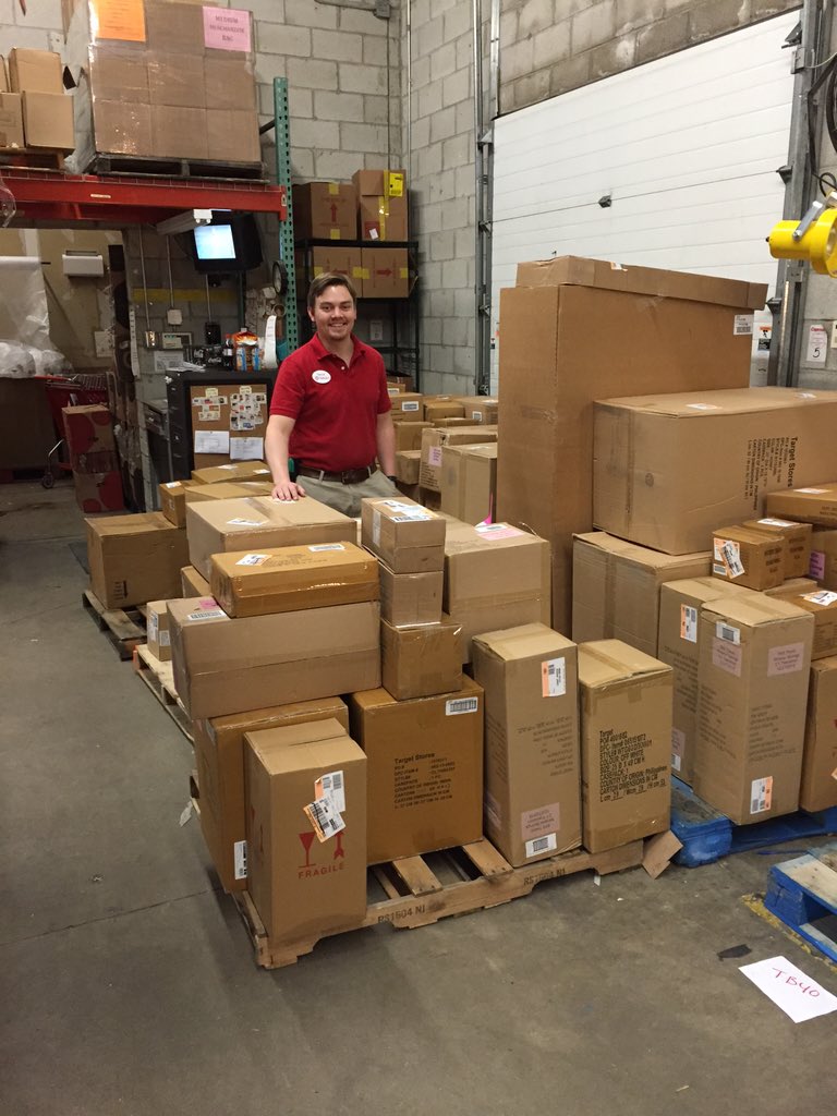 tiffanyp412's tweet image. Half a truck of transition is NBD here at Bradley. We&apos;ll switch up the line and palletize it. #workinhard #smartsort