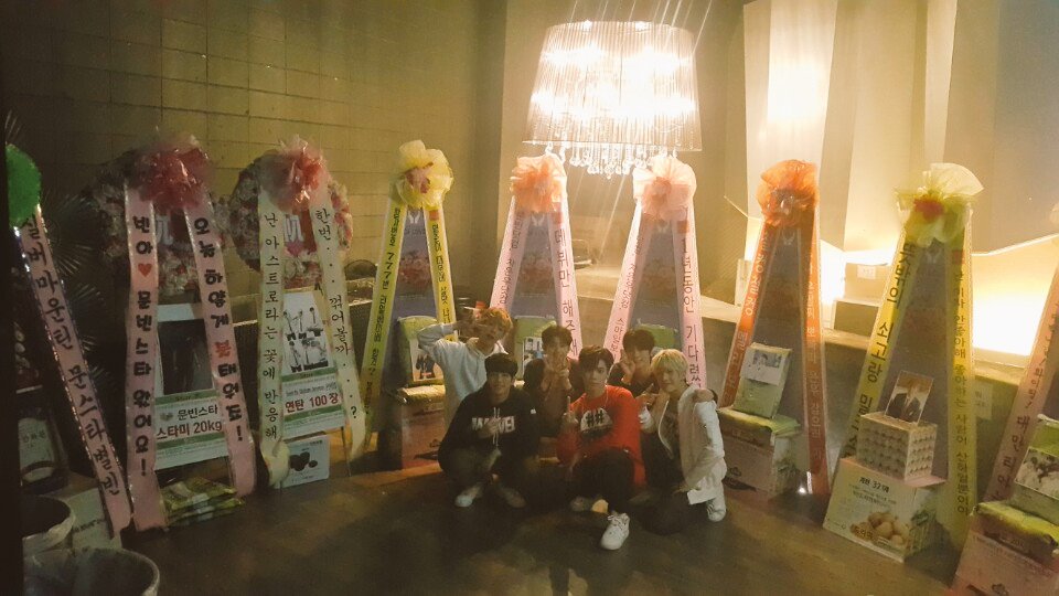 offclASTRO's tweet photo. 태어나서 처음으로 이렇게 뜻깊은 선물을 팬여러분들한테 받아서 너무너무 감사하고 사랑합니다♡ 오늘 너무 감사합니다😀😀
글쓴이 아스트로 https://t.co/I7D6U97xVp