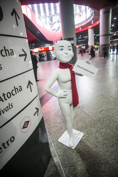 loterias_es's tweet photo. Los maniquíes han visitado esta mañana la estación de Atocha #Justinoestuvoaquí #LoteriaNavidad https://t.co/Nh6mqbjx3u