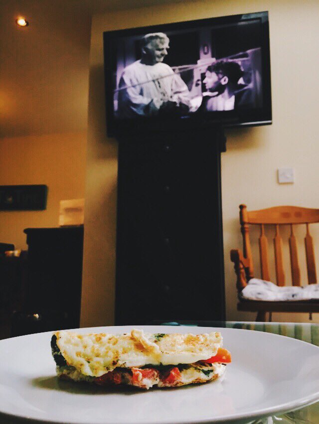 hannnahtaylor's tweet photo. @ukusaministries makes a mean omelette yall 🐣 #imhome #imdelirious #itsawonderfullife #hellopillow https://t.co/xucKJQrhi1
