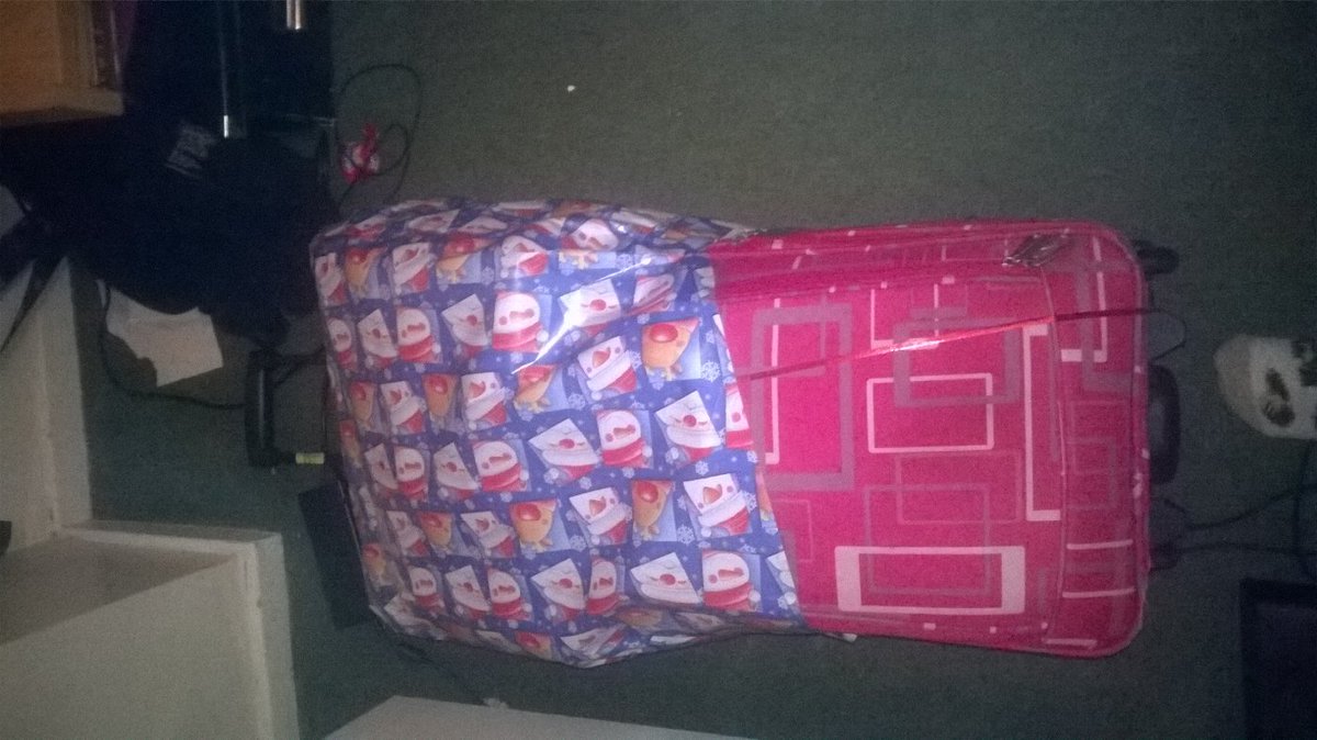 GizmoCosmic's tweet image. Beneath the wrapping paper is a bin bag filled with presents. But I needed to transport it all easily.
#DIYpacking