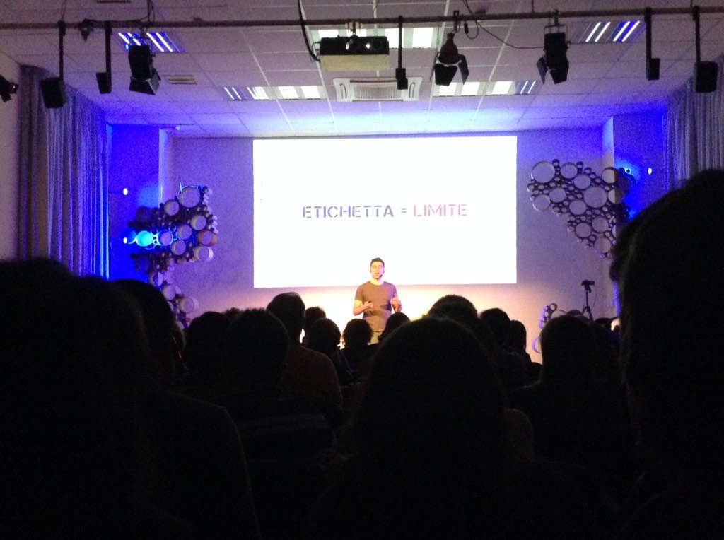 AlumniSSC's tweet photo. Un'etichetta è un limite che circoscrive le nostre possibilità. @VinceFilm ci spiega come superare i limiti #TEDxSSC https://t.co/NGQxdvK08m