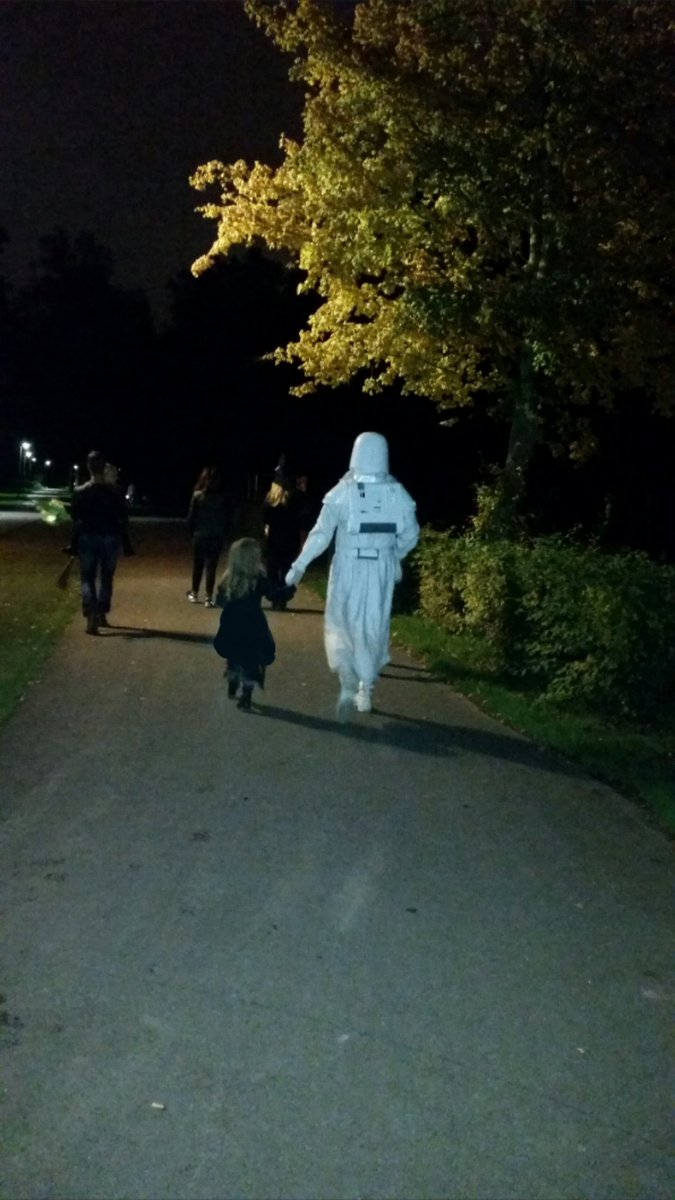 She_Listens's tweet photo. Wie wil er nou niet zo'n stoere papa :) #DutchGarrison  #StarWars #snowtrooper #SABER https://t.co/G0ZlzFmNry