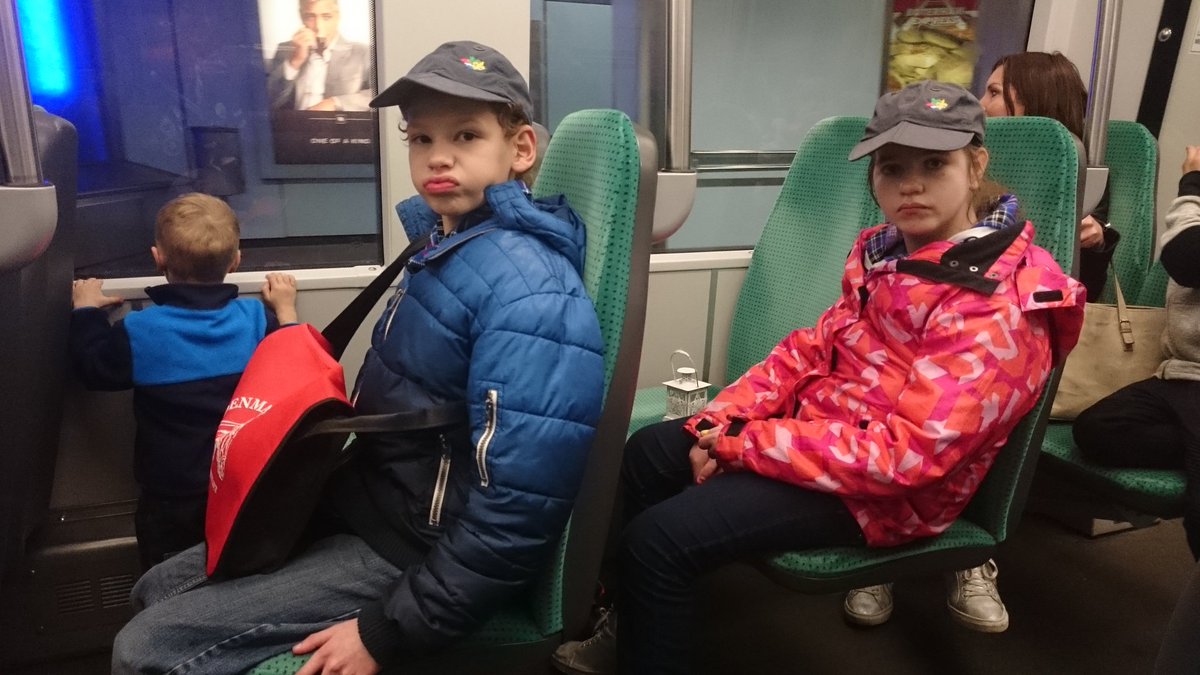 We zijn alweer in de metro, op weg naar <a href="/hartelgroep/">Scouting Hartelgroep</a> #Spijkenisse met <a href="/VredeslichtNL/">Vredeslicht</a>
