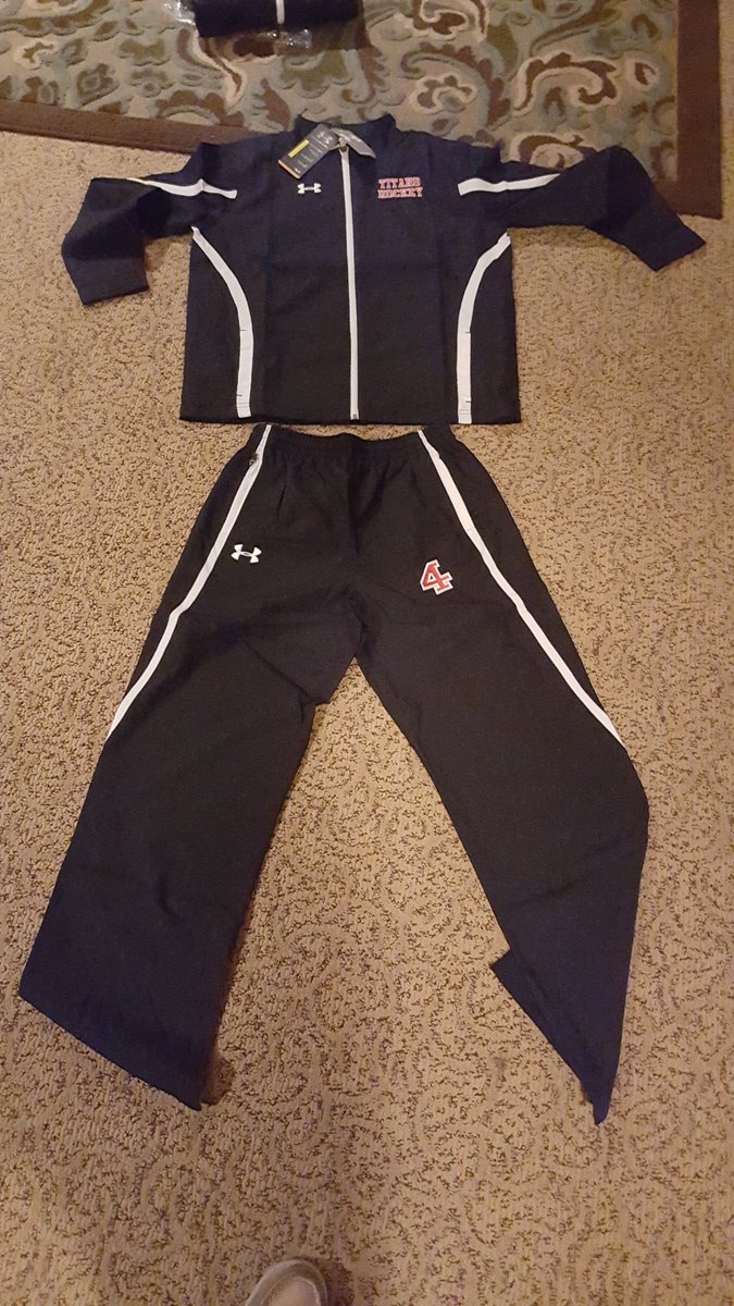 mercury_screen's tweet photo. Warm up hand out for the 03 titans.  Pretty sweet underarmour top and bottom!!! https://t.co/7PuFuNcVC6