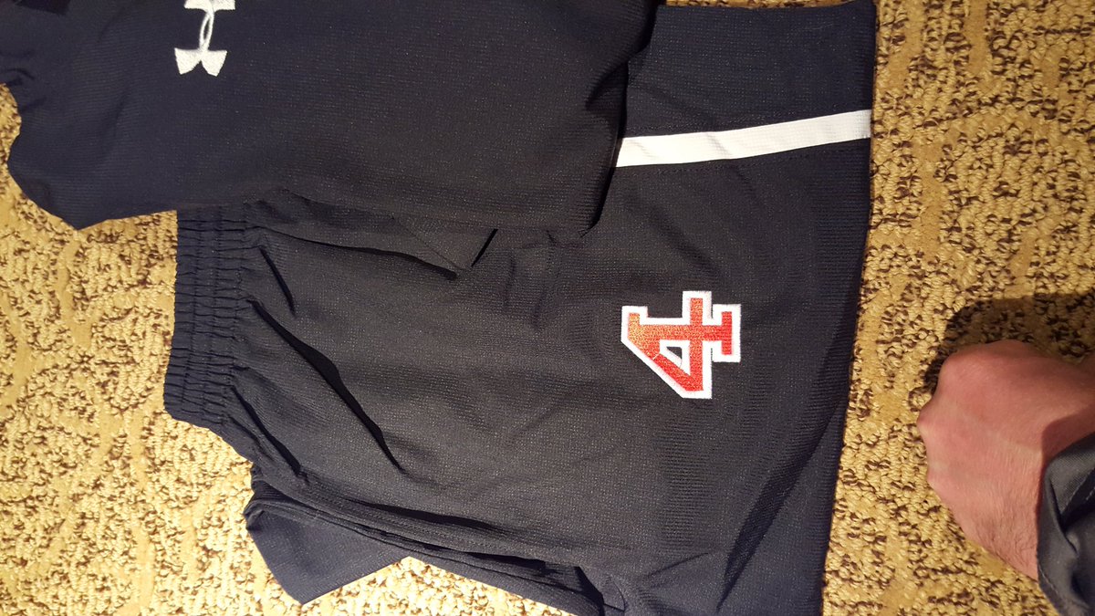 mercury_screen's tweet photo. Warm up hand out for the 03 titans.  Pretty sweet underarmour top and bottom!!! https://t.co/7PuFuNcVC6