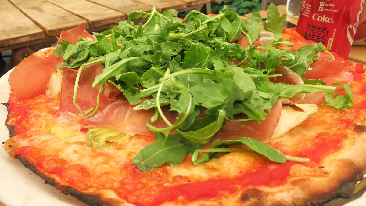 KalebbKash's tweet photo. Ordering pizza in Germany https://t.co/0br8qg5jmR