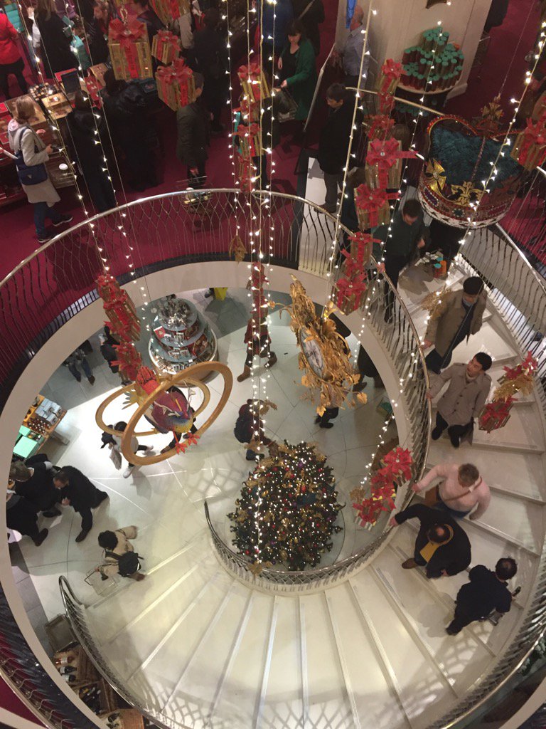 ewanventers's tweet photo. Festive @Fortnums #FortnumChristmas https://t.co/5f3ewsBPlQ