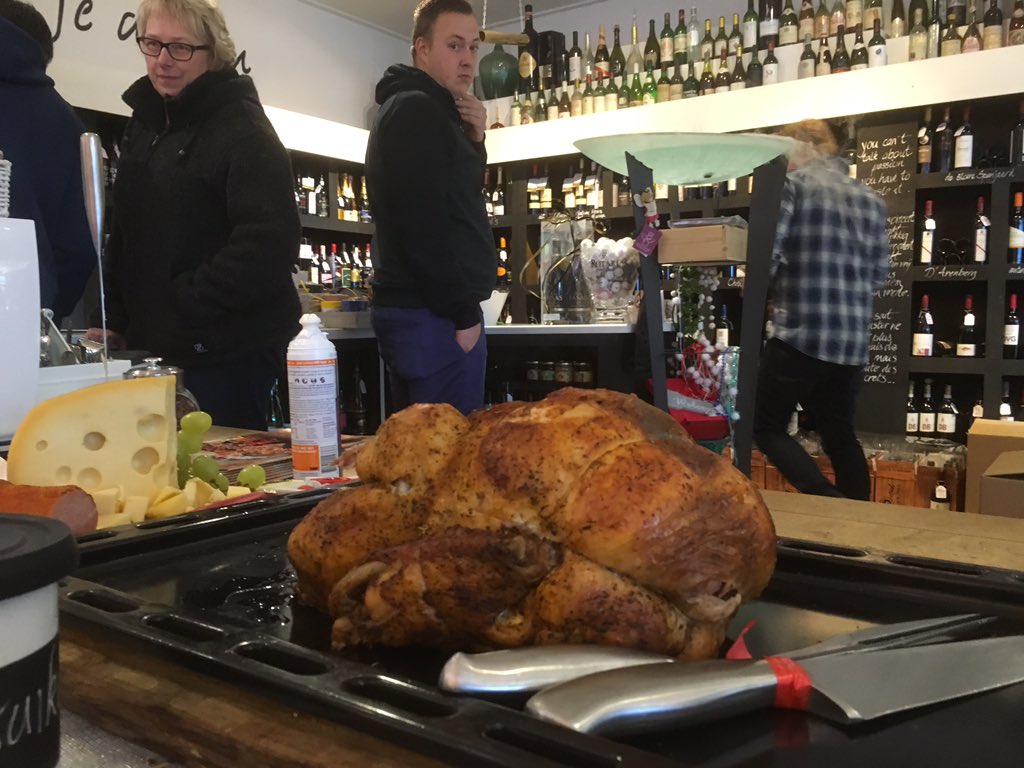 EleveldWijn's tweet photo. Voor de wachtende klanten hebben we een kalkoentje gebraden https://t.co/zgR1hwrg5L