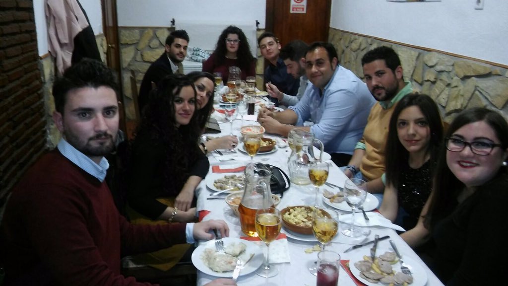 LaandaluzaJaen's tweet photo. Vente y celebra con nosotros la comida/cena con tus amigos! https://t.co/qyR0BboszN