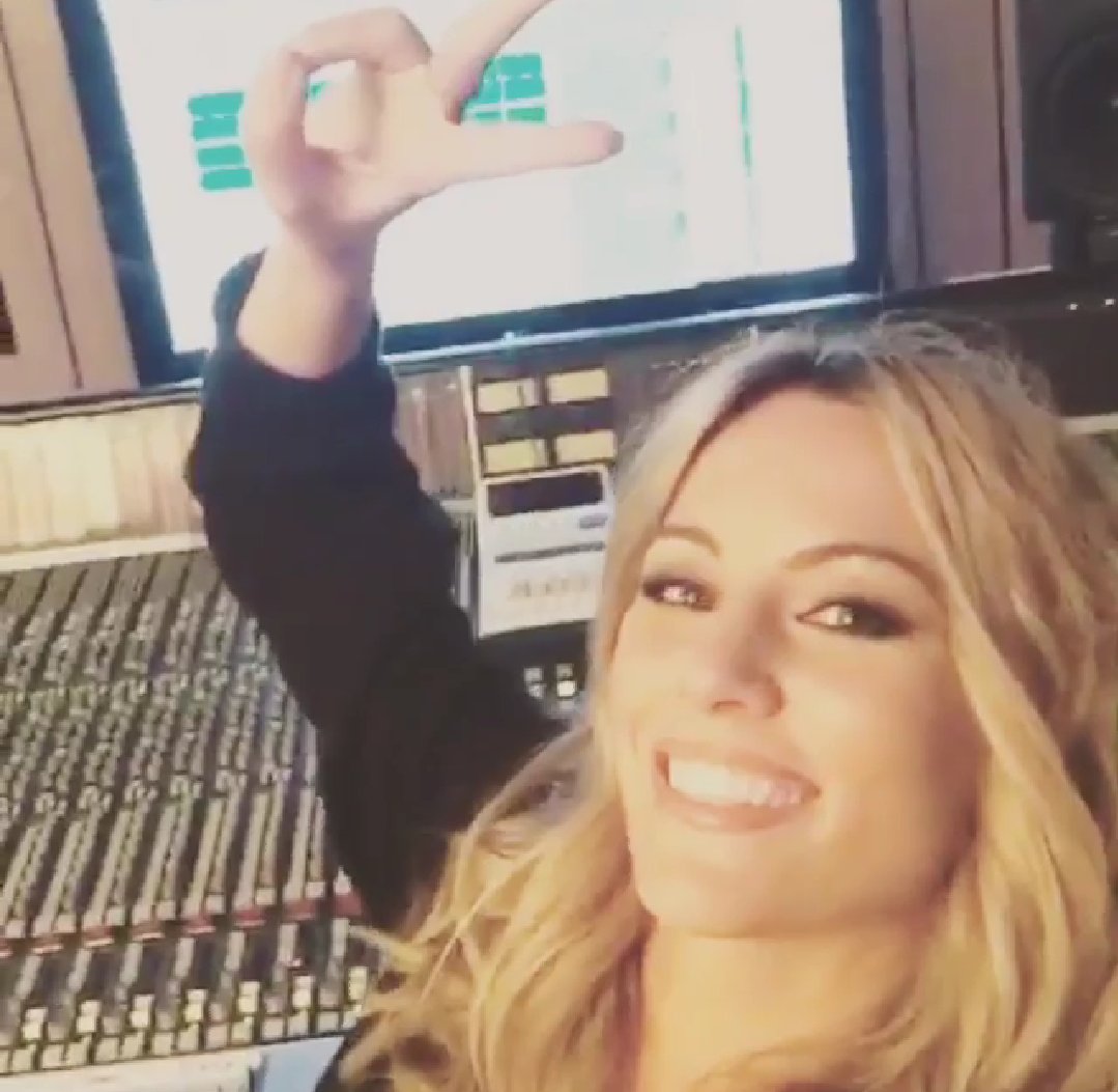 Edurnistas's tweet photo. @Edurnity esta en el estudio de grabación para grabar una cosita....
Que será?😱 https://t.co/TFt5wL4LRh