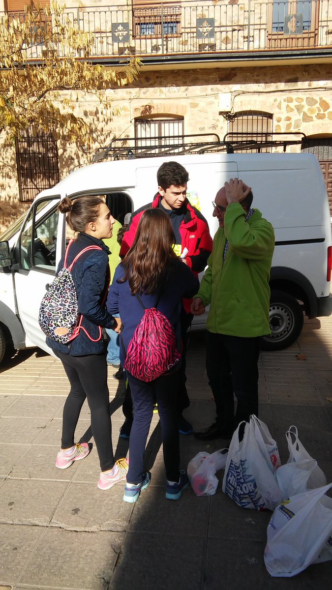 SJBpuertollano's tweet photo. Jóvenes y niños, AMPA, AA.AA.  ADMA. y profesores colaboran en la jornada de Sembradores de Estrellas https://t.co/OPXBqDC68c
