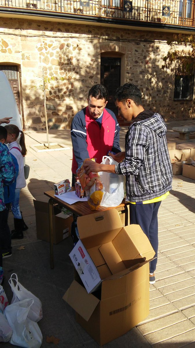 SJBpuertollano's tweet photo. Jóvenes y niños, AMPA, AA.AA.  ADMA. y profesores colaboran en la jornada de Sembradores de Estrellas https://t.co/OPXBqDC68c