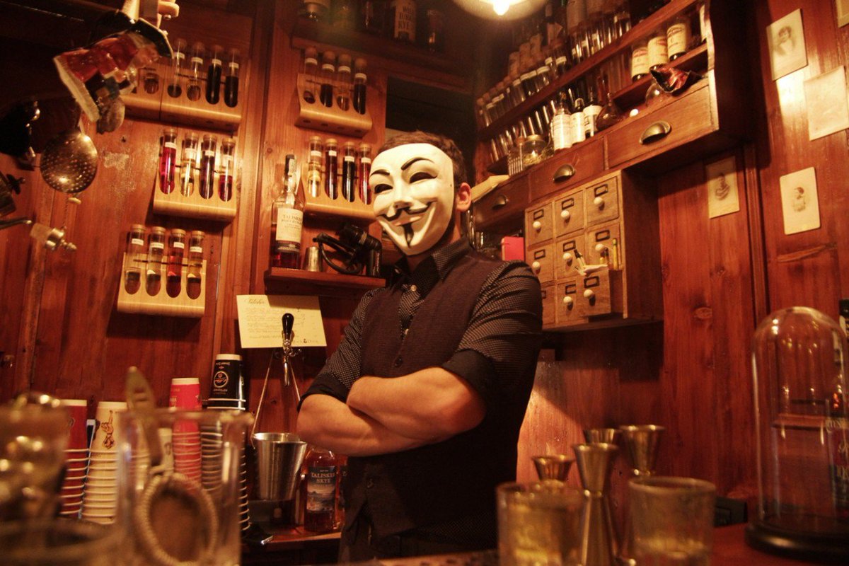 ZomatoItalia's tweet photo. Backdoor43 a Milano è il locale più piccolo al mondo, ha solo 4 posti. #zomato #confidential https://t.co/mCs4ZFShEp https://t.co/2xmIEbU5Fz