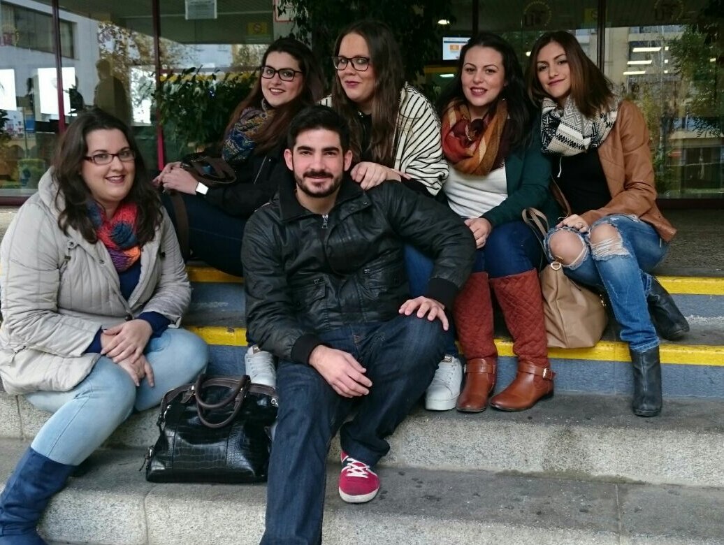 LauraPantumaca's tweet photo. FRIENDS! https://t.co/95Mf87txHy