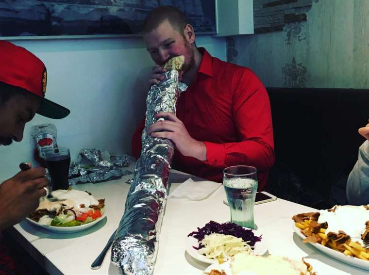 GTnyheter's tweet photo. LÅNGLUNCH eller LÅNG LUNCH? Det kan vara Sveriges längsta kebabrulle  och Johan åt hela:   
https://t.co/7LKkE1zRuM https://t.co/5qZrtYmePo