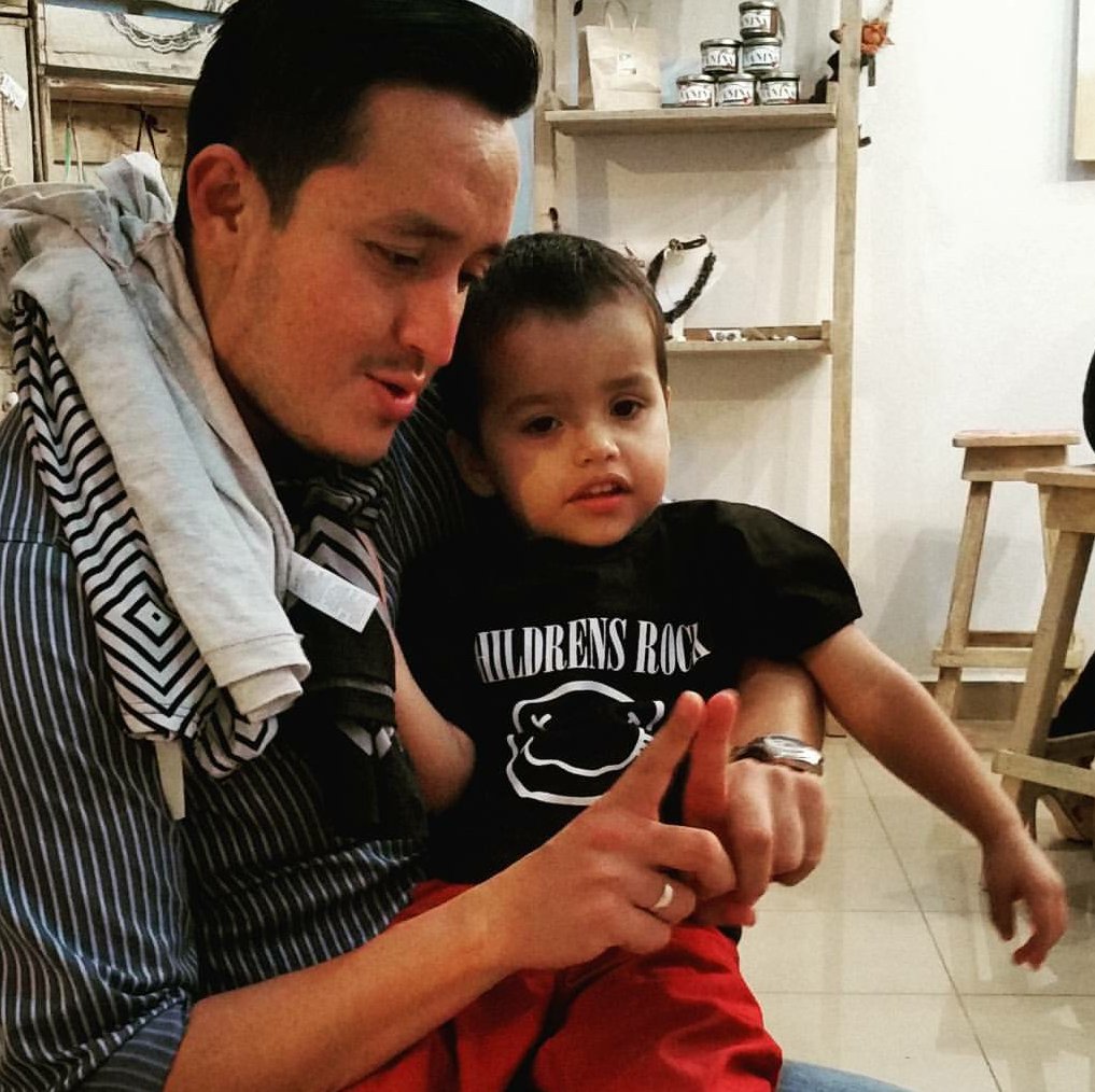 childrens_rock's tweet photo. Nuestros prineros clientes rockeritos de Childrens Rock en Santo Domingo @RobertoMirandaN @InnovaSambo https://t.co/bLN3lvx3Ih