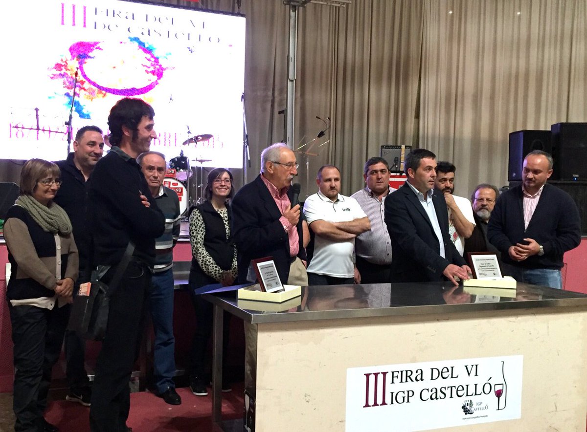 FiradelviCS_IGP's tweet photo. L'Associació IGP Vins Castelló otorgó los premios a Castelló Ruta de Sabor y Rte. Pou de Beca por su apoyo en 2015 https://t.co/RhEQSyIIOH