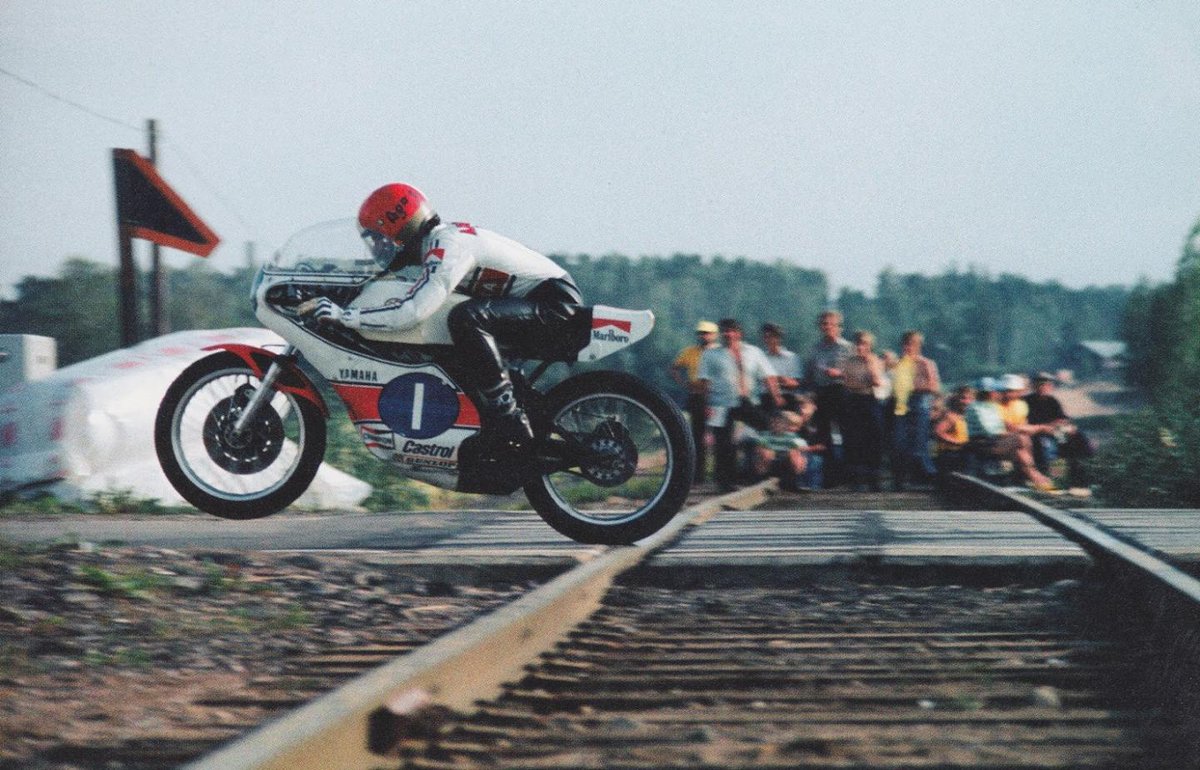 JesSanSan's tweet photo. Giacomo Agostini sobre los raíles de la pista de Imatra en 1975 con su Yamaha 350cc. INCREÍBLE! #MotoGPVintage https://t.co/mJyzUI85ol