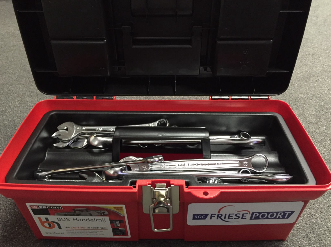 Bus Handelmij en de Friese Poort stellen het volgende beschikbaar.
Een ring-steeksleutelset van het topmerk FACOM.