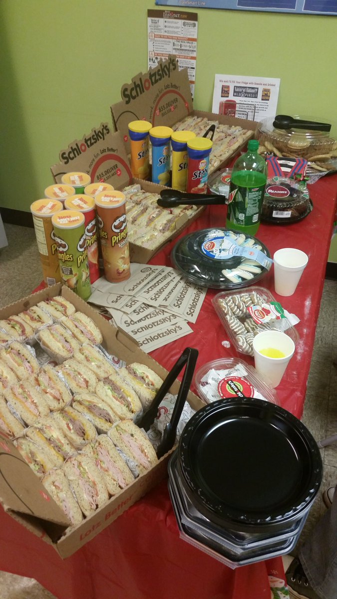 Samula91's tweet image. Christmas lunch!! @petsmart219 #Christmas #petsmart #schlotzskys