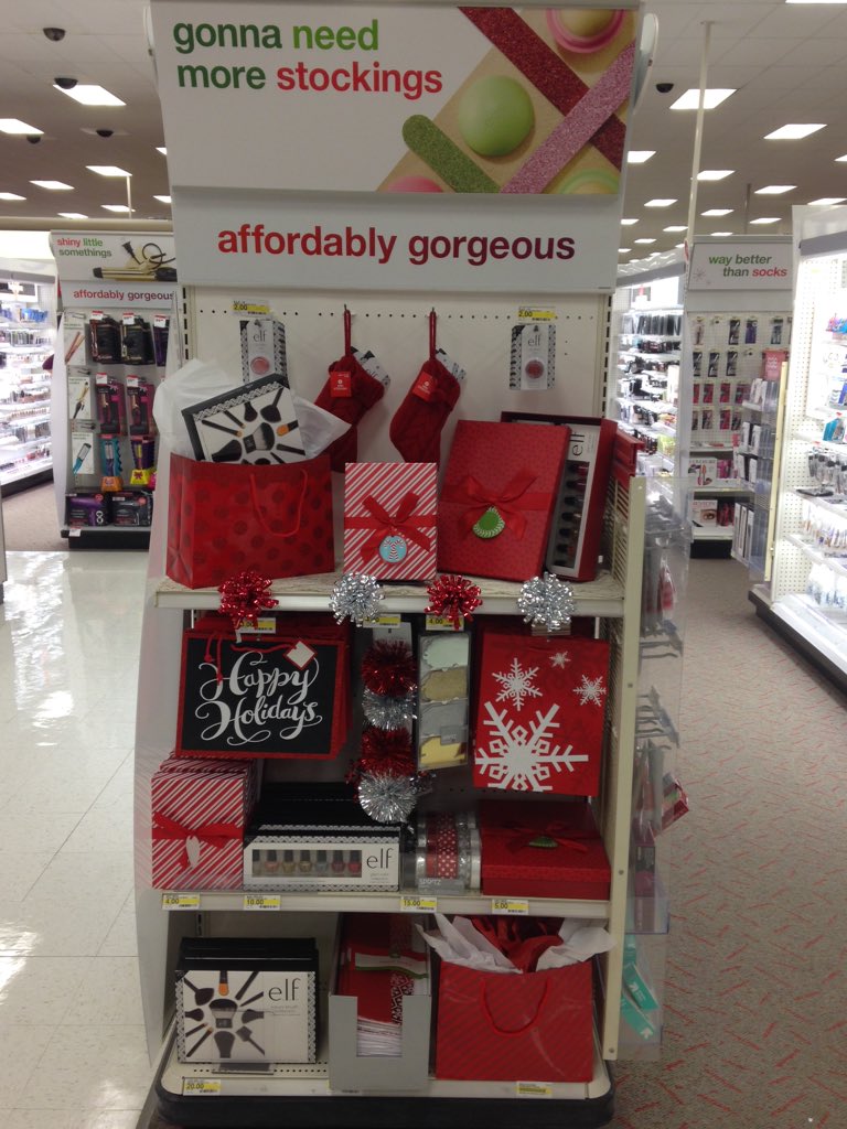 Iwearlaundry's tweet photo. Warm up the house with cool Christmas style.  #targetstyle #0986 https://t.co/F4eodyUrXw