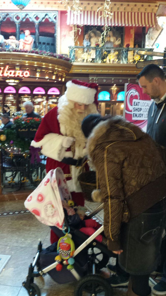 KASinfo's tweet photo. Gezellige dag! #kerstman ook op bezoek in # winkelcentrum de Passage in #Roosendaal samen met kersthulpje Rudolph https://t.co/51a6Ts59NC