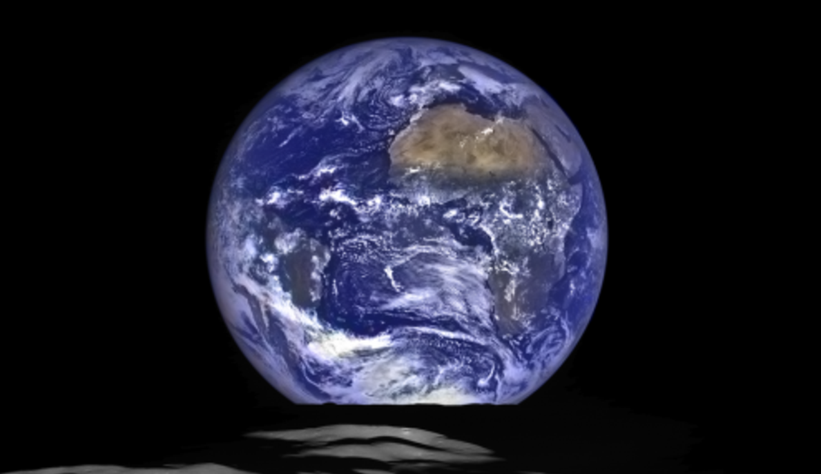 lemondefr's tweet image. Spectaculaire image de la Terre vue de la Lune bit.ly/1mtdBzr par @guillaumecannat