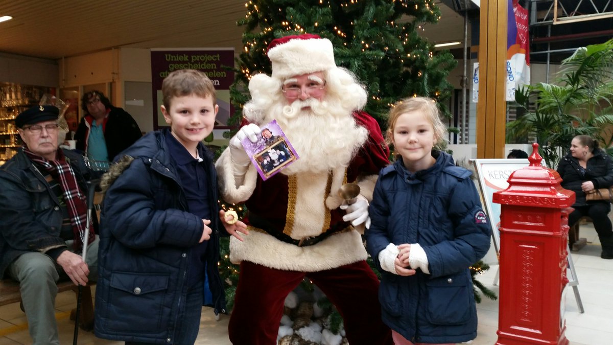 KASinfo's tweet photo. Op de foto met de #kerstman bij # winkelcentrum Kerkenlanden in #Hilversum. De foto krijg je gelijk mee als cadeau! https://t.co/EoH4X3CDIj